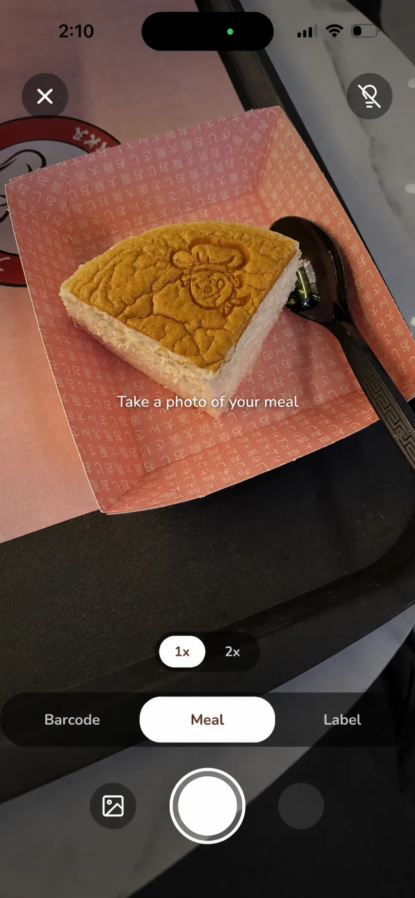 Calobite scanner camera framing a Japanese castella cake on origami paper, Meal mode active